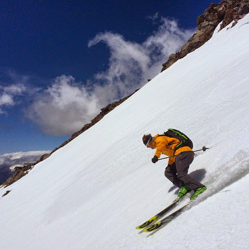 Rich Meyer makes his way down a sunny West Face run on Shasta. [Photo] Chris Carr