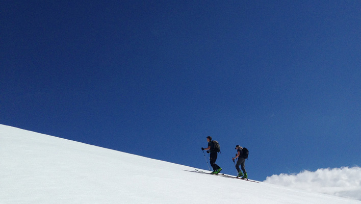 Phillip Jeffreys and Eliana Mallory skin to the summit in bluebird conditions. [Photo] Mirte Jeffreys
